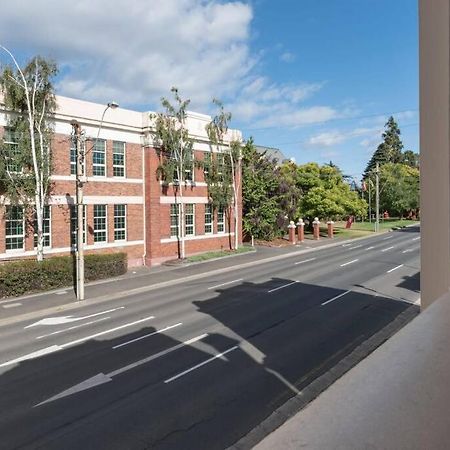 Generous Victorian Terrace In Cbd - Parking & Wifi Appartamento Launceston Esterno foto